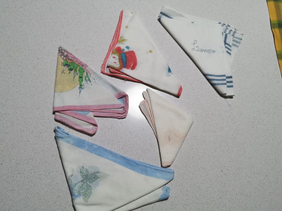 Lenços típicos e de mão.