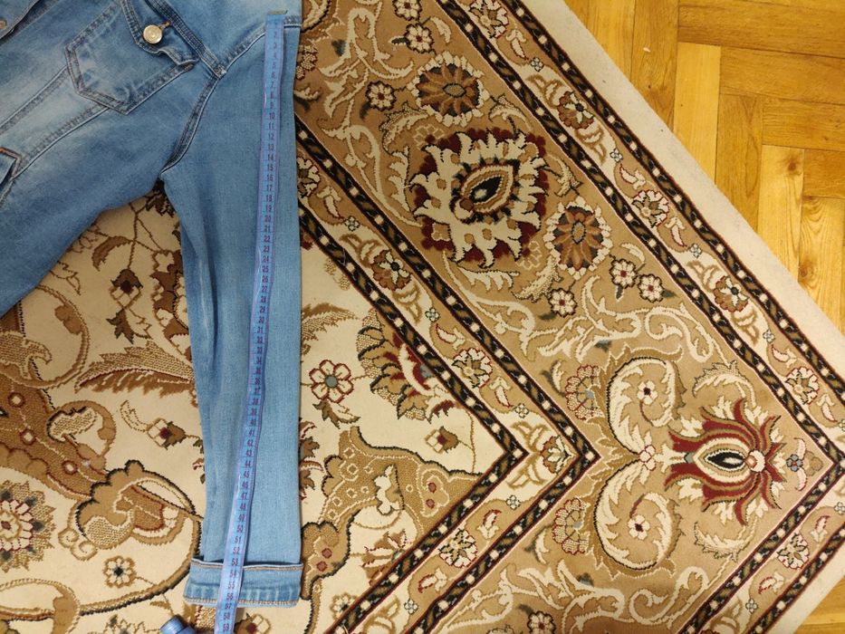 Джинсова куртка на дівчинку.