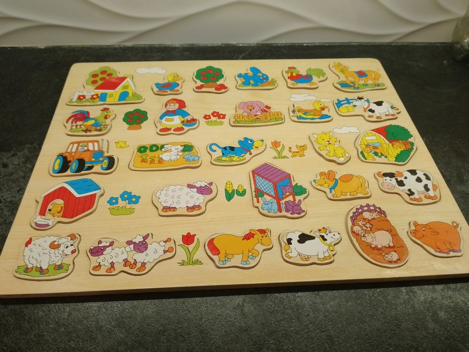 Drewniane kształty i klocki.