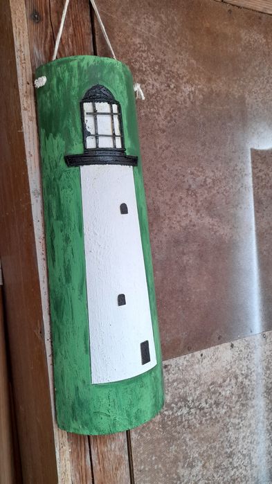 Farol ilaborado em telha.