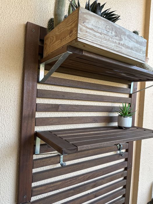 Suporte e prateleiras para jardim de madeira