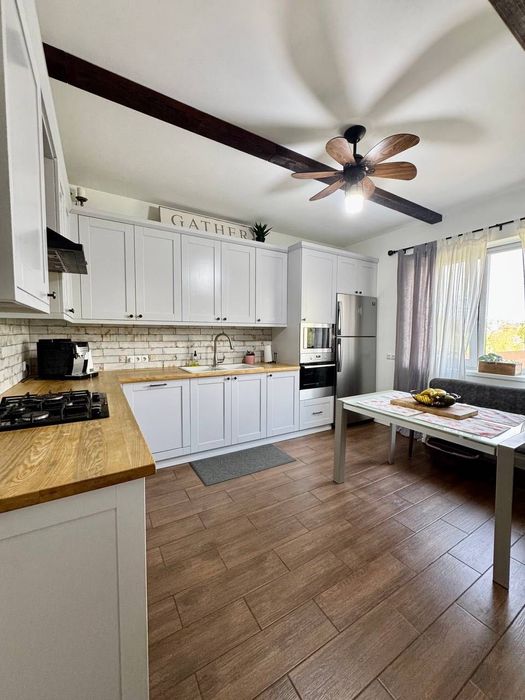 Продаж двоповерхового будинка з ремонтом та меблями