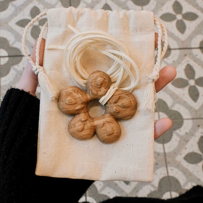 Квітка - прикраса з дерева