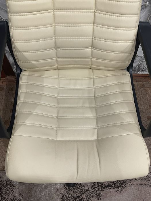 Офісне світле крісло / компʼютерне