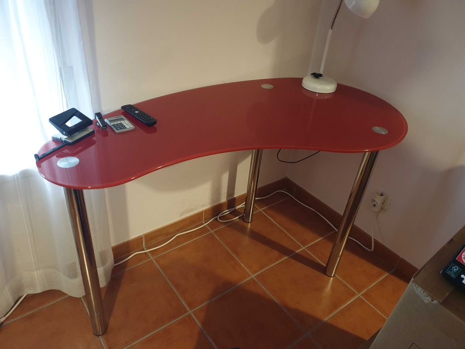 Secretária em Vidro Vermelho ou Aparador Madeira e Vidro