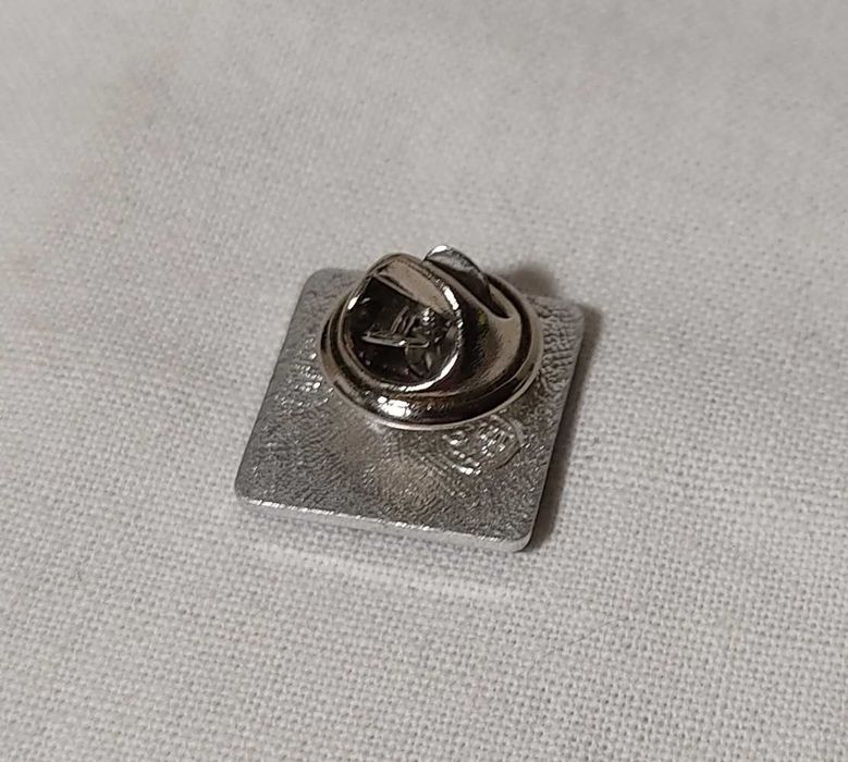Значок, брошка (1,5х1,5 см) "De"