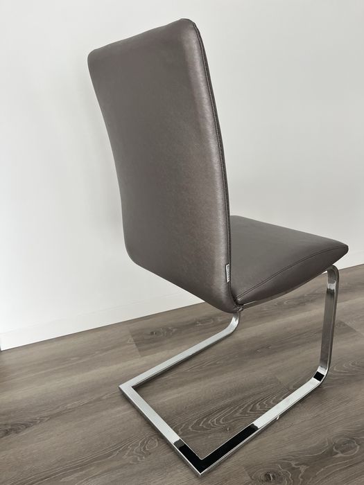 Mesa em vidro com cadeiras em pele