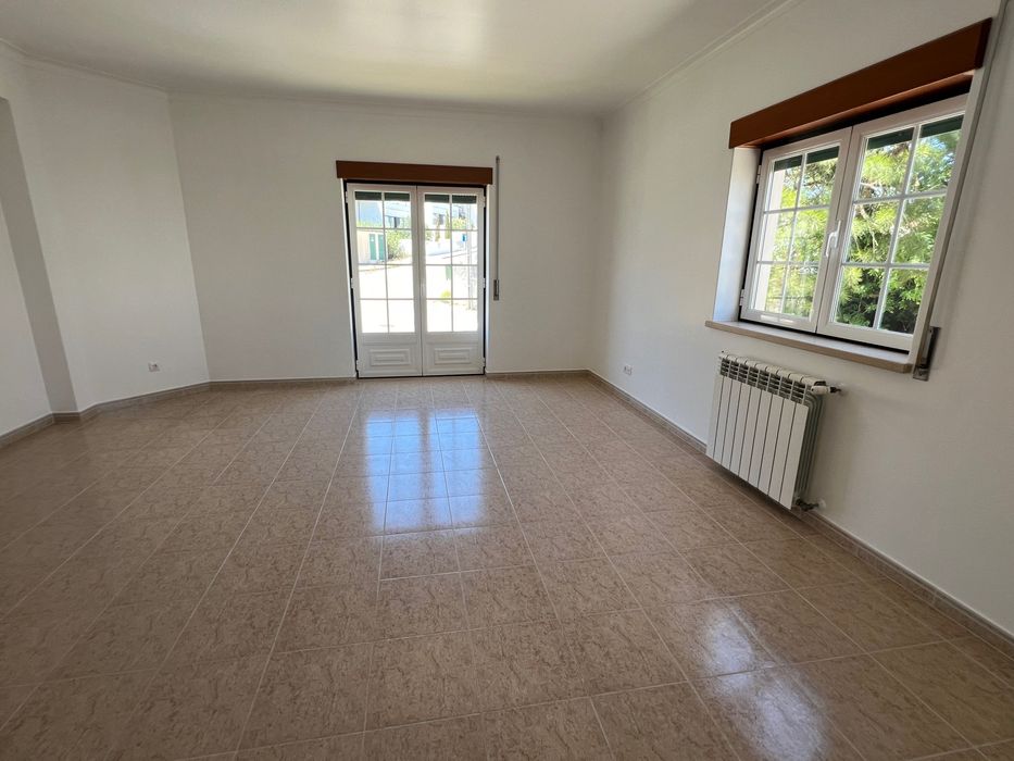 Moradia Geminada T5 em Salir do Porto com garagem ampla e terraço