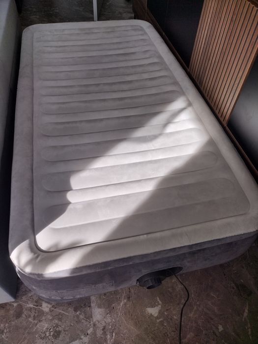 Łóżko dmuchane jednoosobowe intex