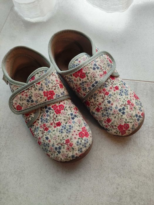 Emel kapcie rozmiar 28 pachnące