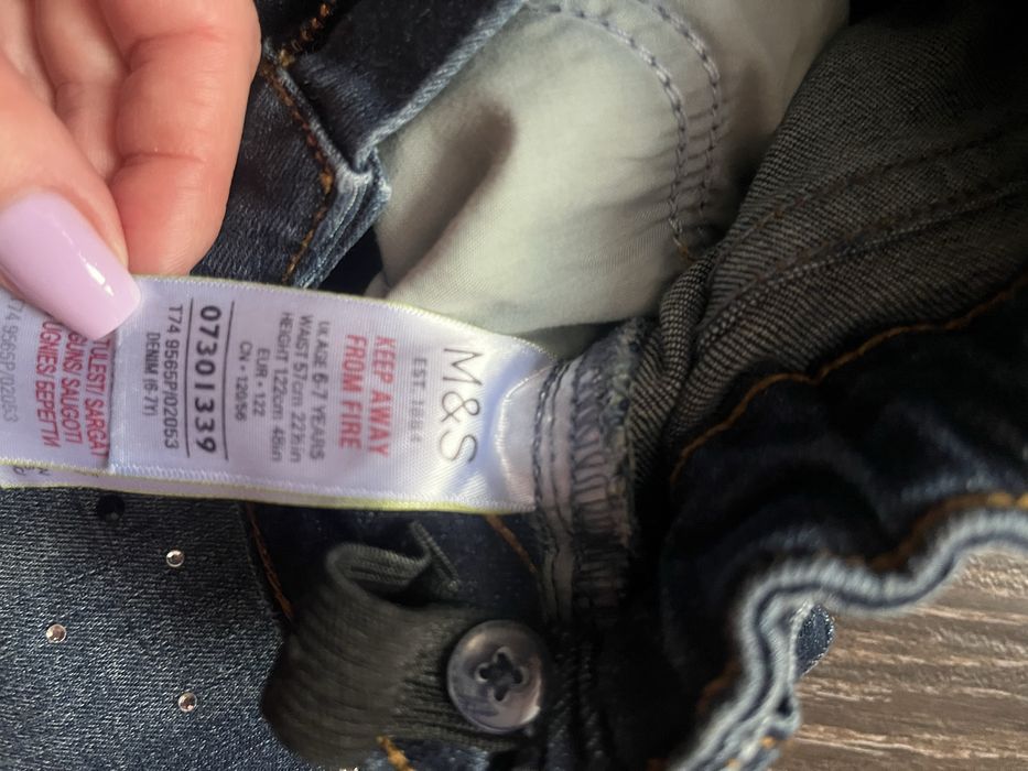 Продам фирменные джинсы в камнях на девочку