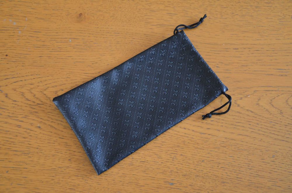 etui na okulary Guess czarne