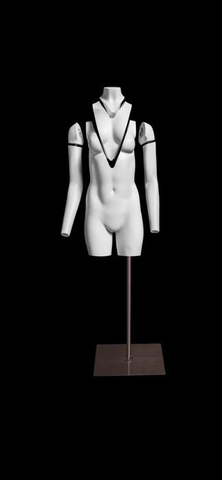 2 manequins invisíveis, feminino e masculino.