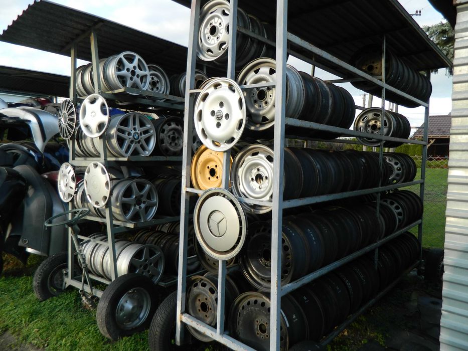 Regał na kołach na opony i na felgi ,likwidacja Firmy.