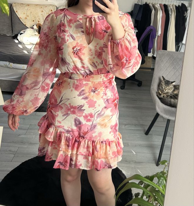 krotka sukienka w kwiaty