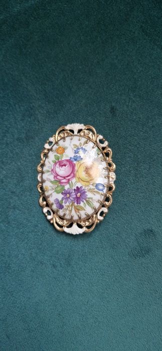 Stara owalna broszka z kwiatami