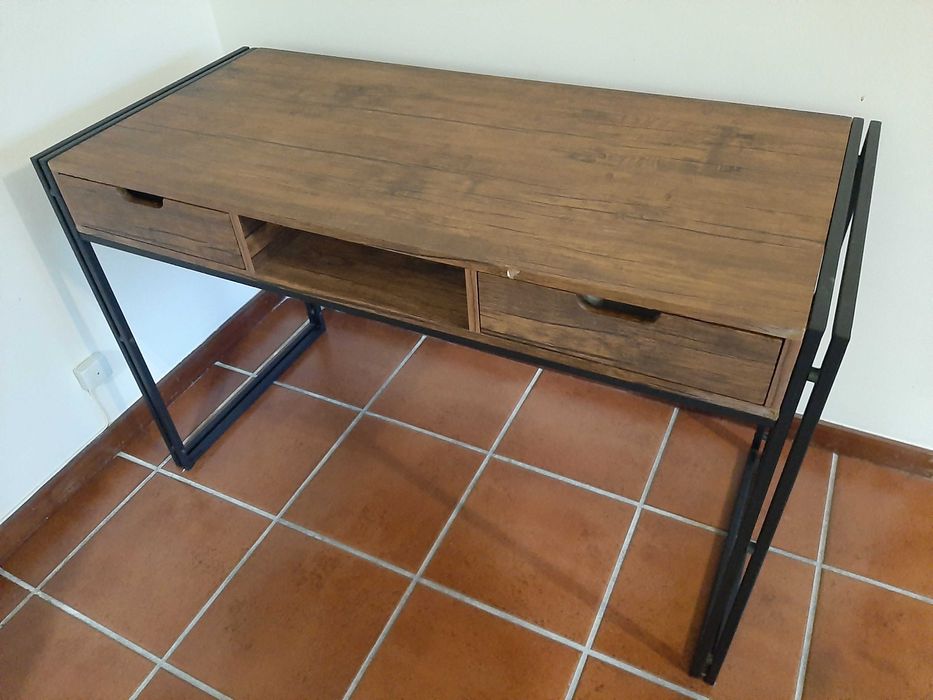 Secretária e cadeira