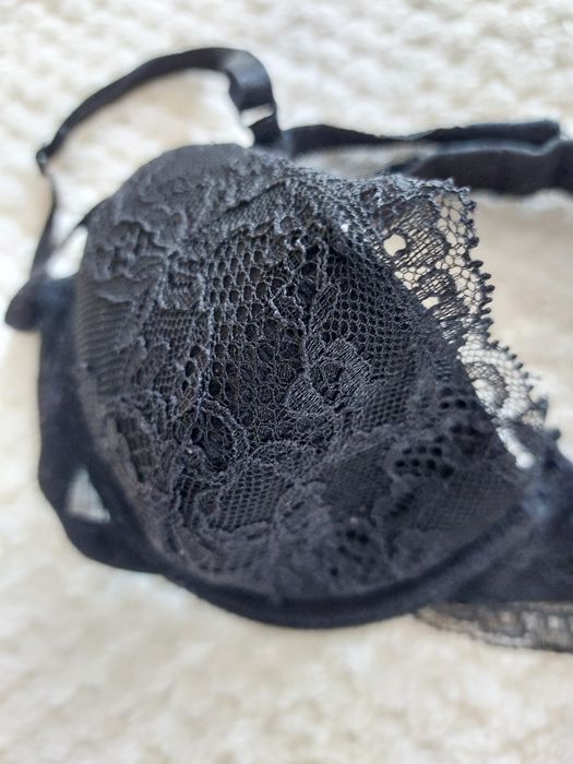 Czarny, koronkowy biustonosz. H&M rozmiar 75B