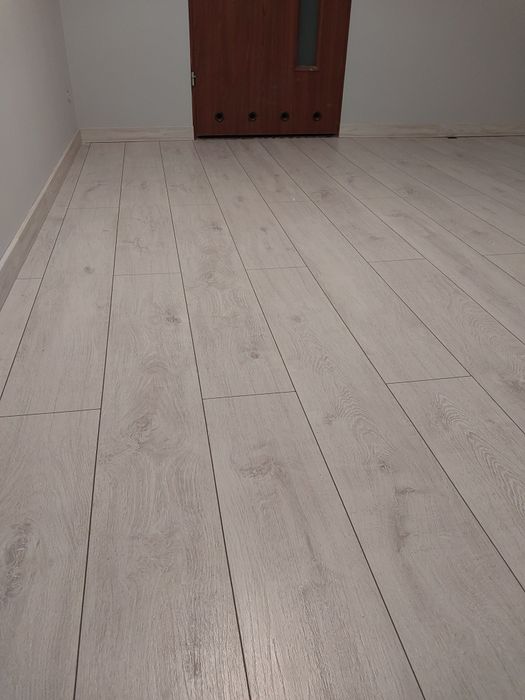 Układanie paneli podłogowych