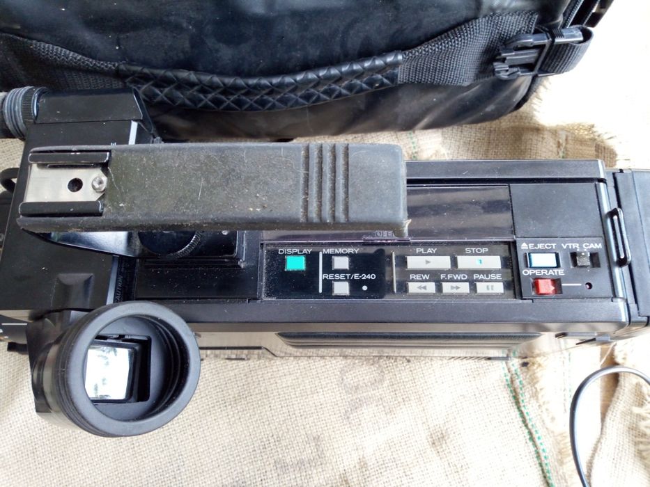 Kamera VHS Hitachi VM-500E + ładowarka Minolta + 2 baterie + torba

Op