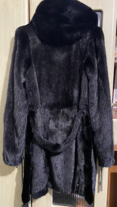 Норкова шуба з капюшоном