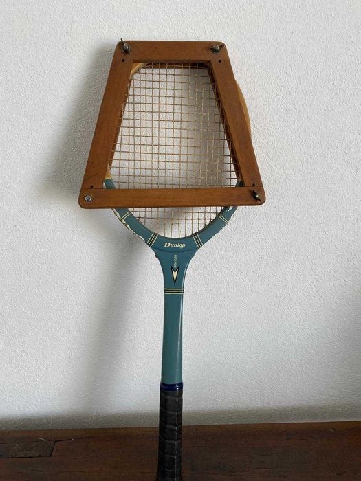 Raquete Dunlop vintage com prensa em madeira