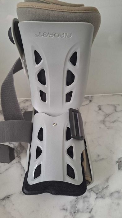 Orteza dwukomorowa Aircast Walker, usztywniacz podudzia i stopy.