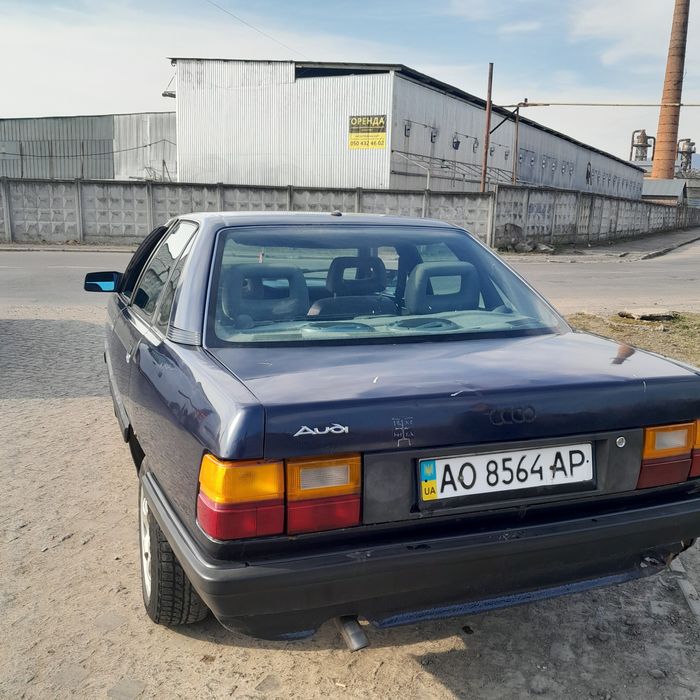 Автомобіль ауді 100