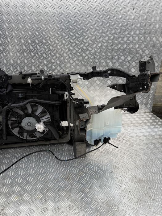 Pas przedni kompletny Toyota Prius 3 lift 1.8 hybryda