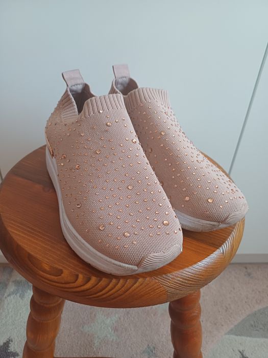 Sprzedam buty sportowe dla dziewczynki  siateczki