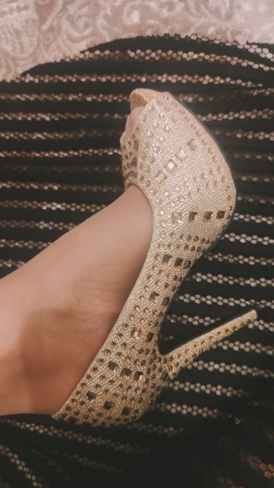 Złote szpilki z ozdobnymi cekinami