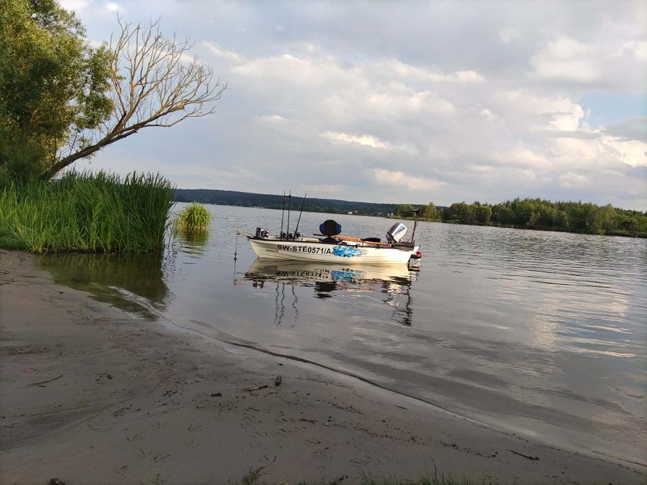 Łódź wędkarska z silnikiem, wózkiem i wyciągarka