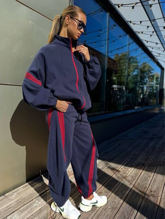 Спортивний костюм з брюками з лампасами