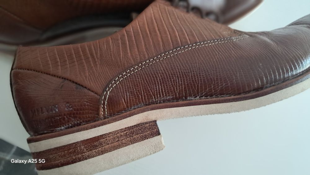 Sapatos de homem  marca MELVIN & HAMILTON  em pele castanha.