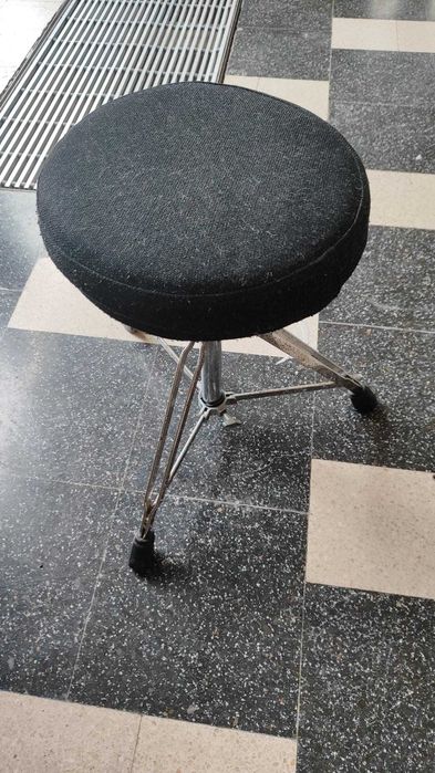Pratos, banco, tripé da Pearl para chimbal com pratos e pedal.