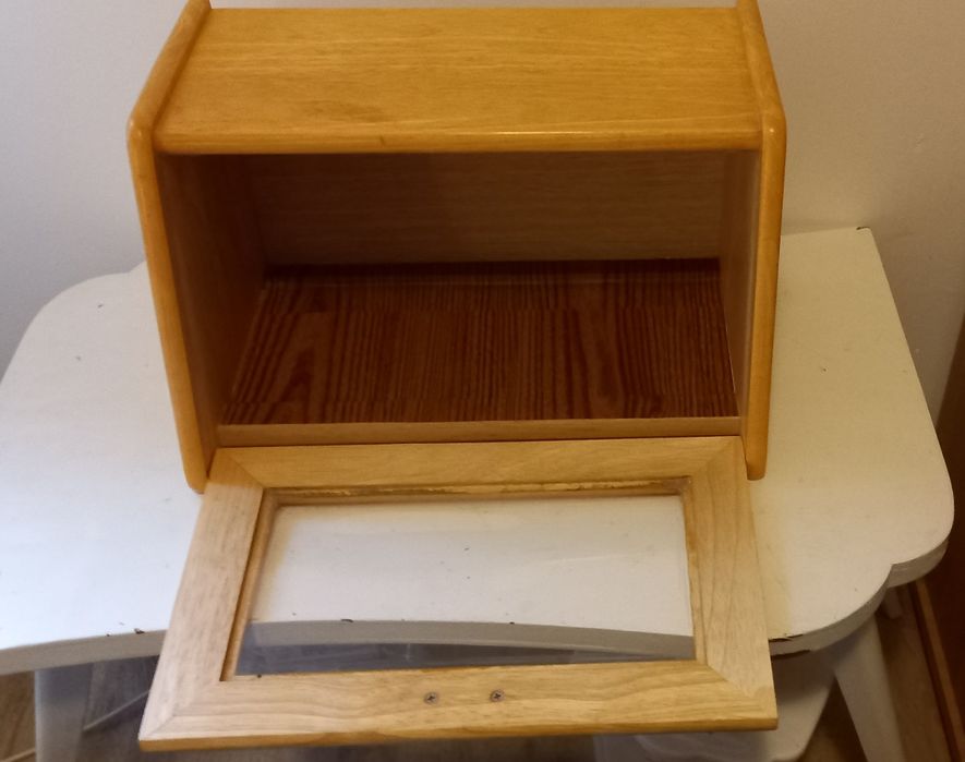 Caixa de pão em madeira com porta em vidro transparente