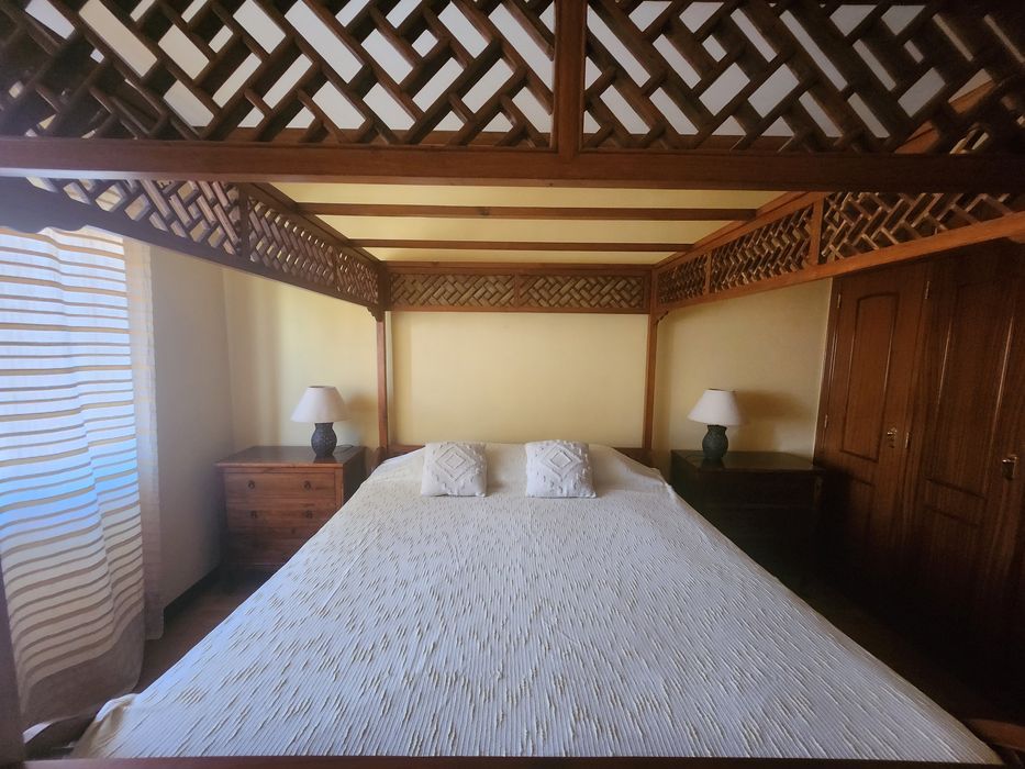 Conjunto,  cama e mesas de cabeceira