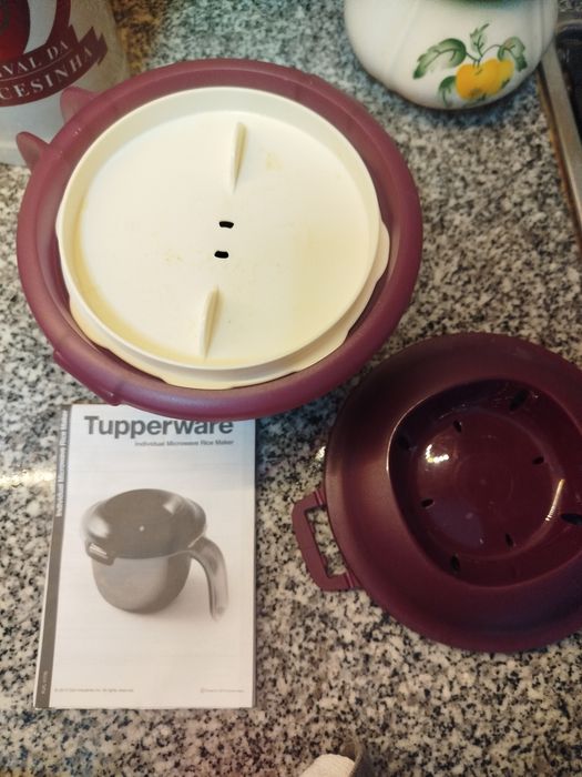 Conjunto de 3 caixas da marca Tupperweare . Dois são para cozinhar no microondas, o outro, para conservar fiambre e queijo no frigorífico.