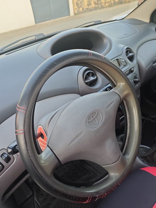 Vendo Toyota Yaris 1.0 a gasolina de 2001, com 284.000 km.