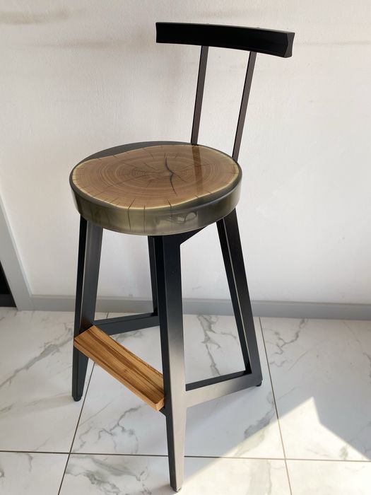 Барні стільці із спилу акації та затемненьі епоксидної  смоли.