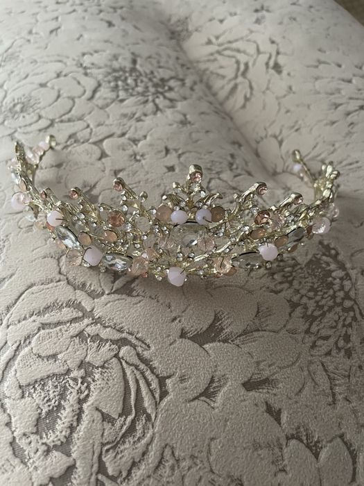 Продам випускне плаття 3000 грн. В подарунок діадема до сукні.