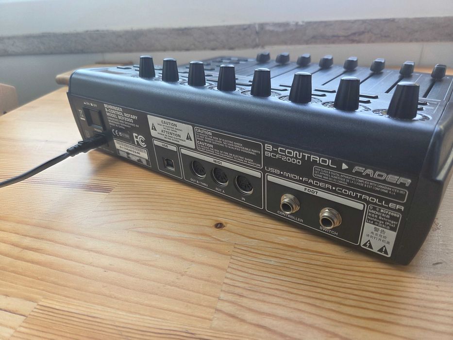 Behringer B-Control Fader BCF2000 (Com Cabo de Alimentação)