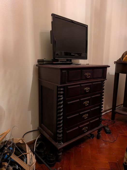 Cómoda pequena em madeira maciça – estilo clássico