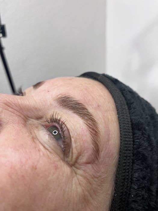 Extensão de cilios, designer de Sobrancelhas, e outros…