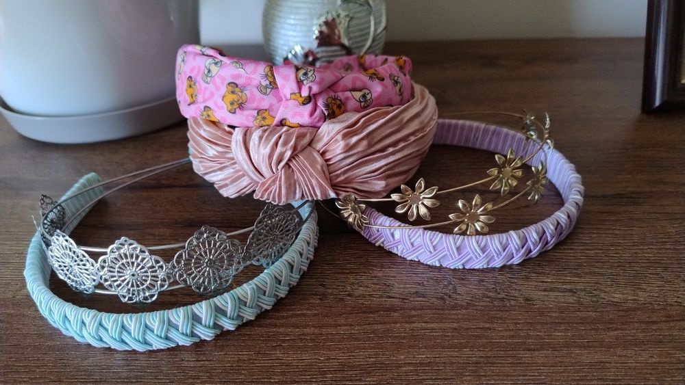 Zestaw opasek do włosów.