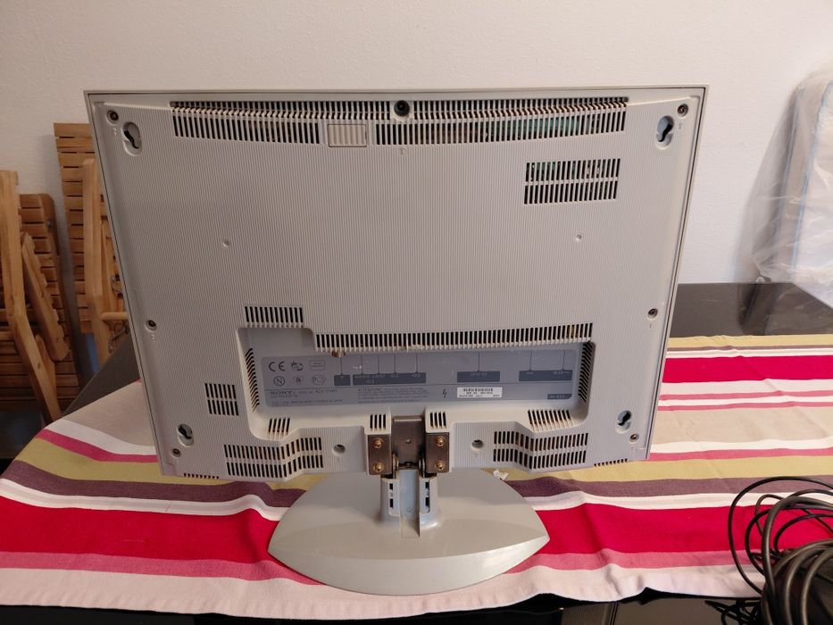 Vendo LCD Sony cinzenta