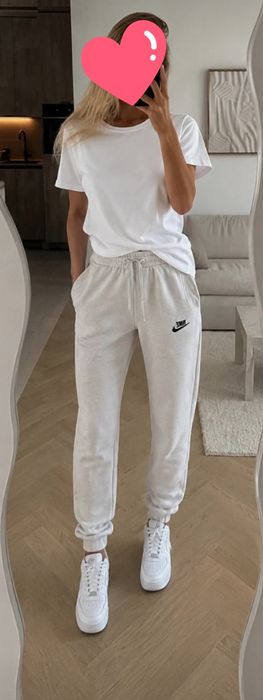 Beżowe spodnie dresowe Nike nowe