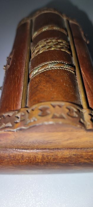 Caixa antiga em madeira e latão