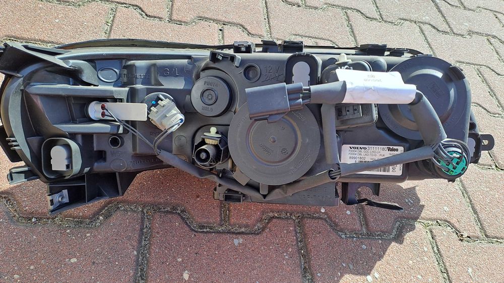 Volvo S60 lampa przednia lewa xenon