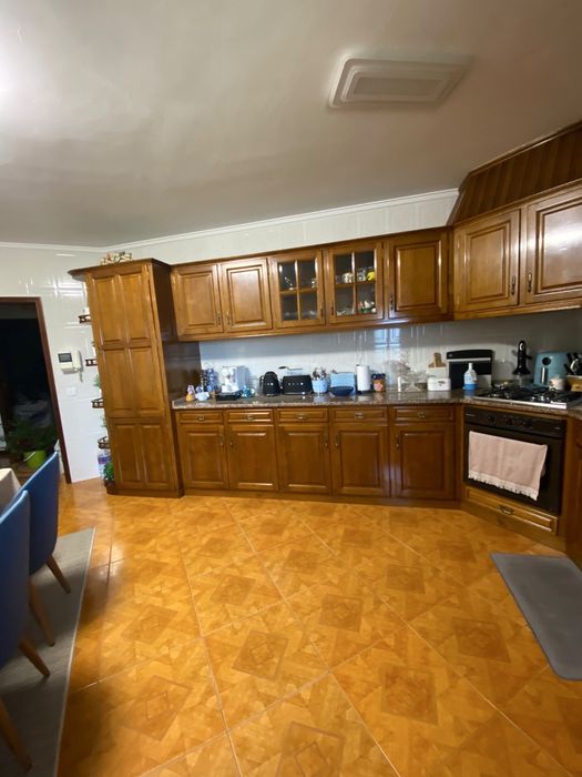 Cozinha com balcão e eletrodomesticos